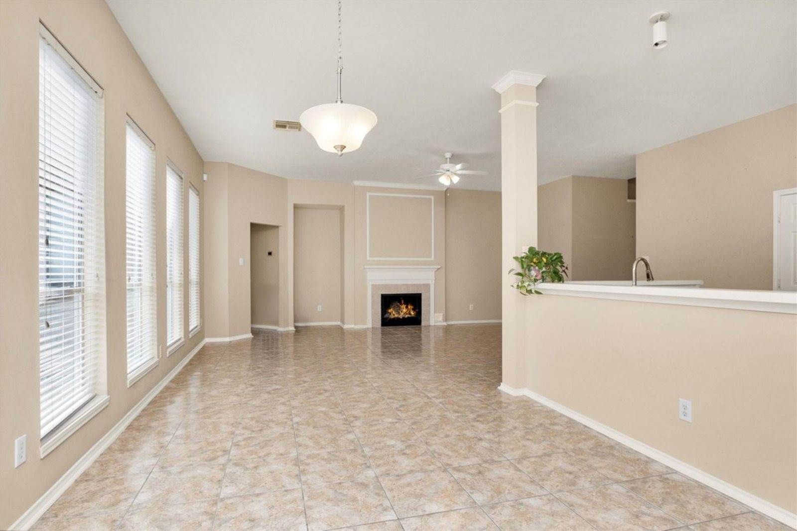 11 Crestview Trail, Houston, TX 77082