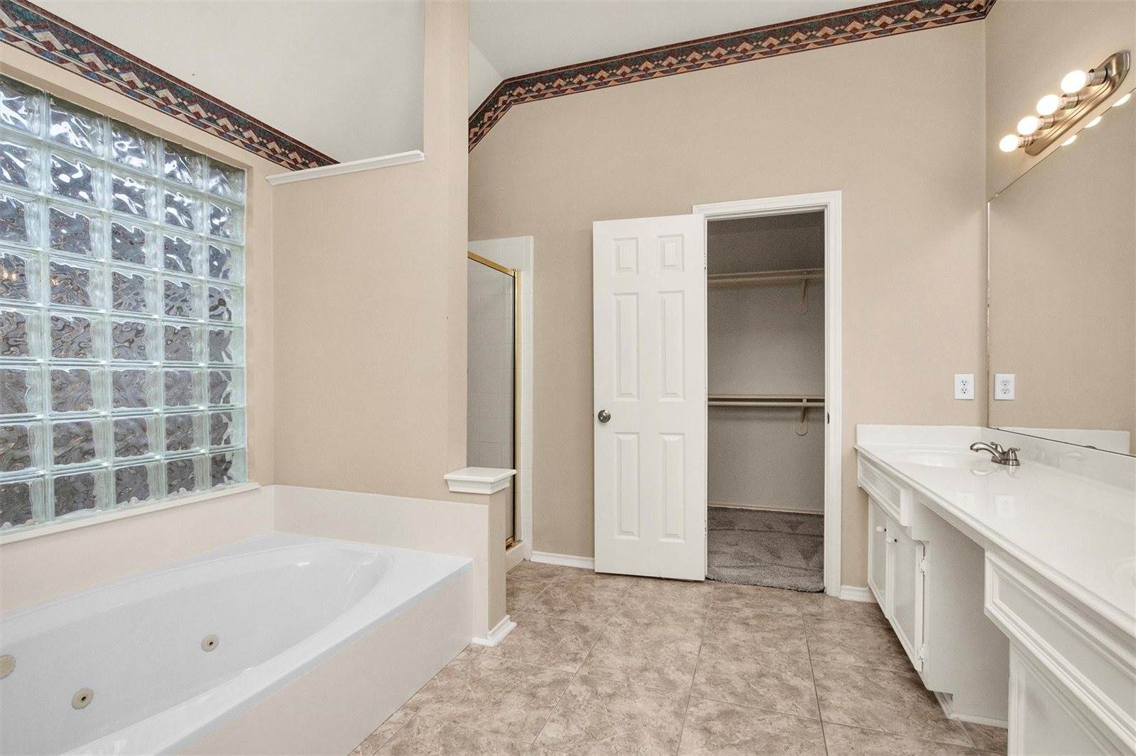 11 Crestview Trail, Houston, TX 77082