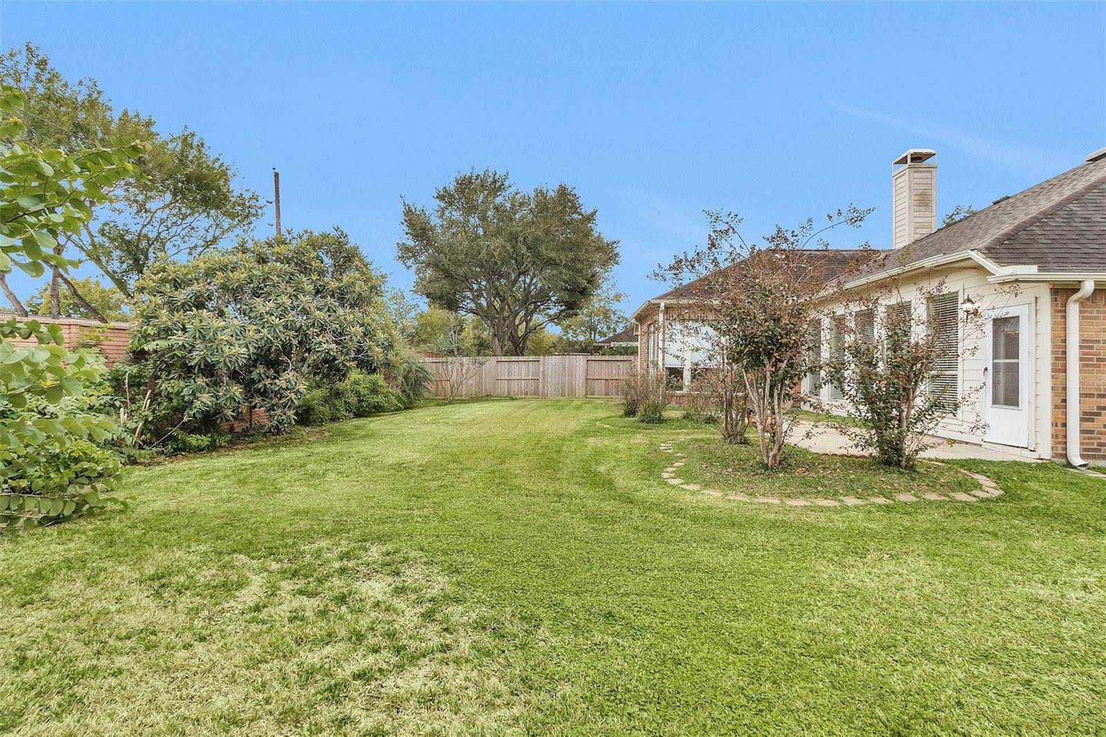 11 Crestview Trail, Houston, TX 77082