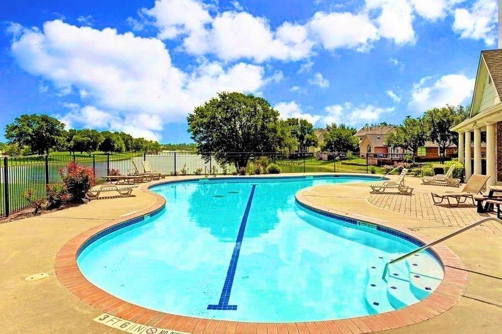 11 Crestview Trail, Houston, TX 77082