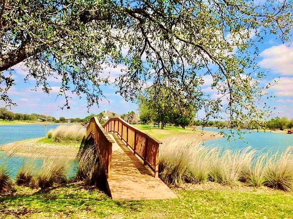 11 Crestview Trail, Houston, TX 77082