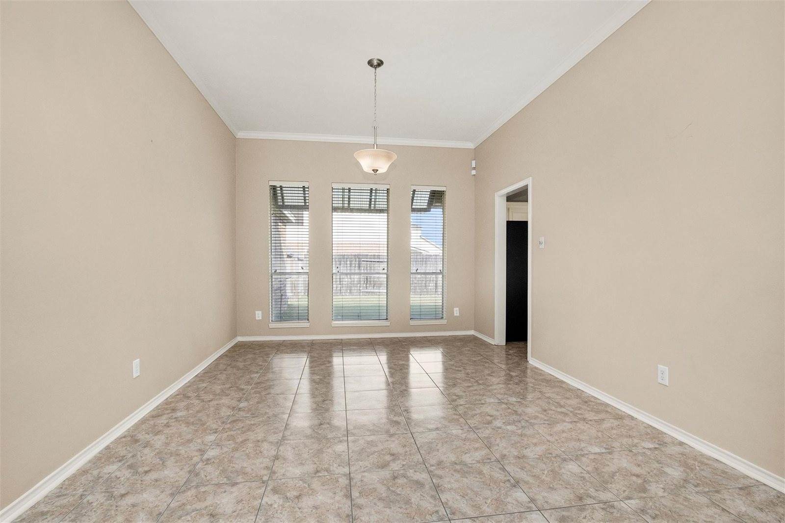 11 Crestview Trail, Houston, TX 77082