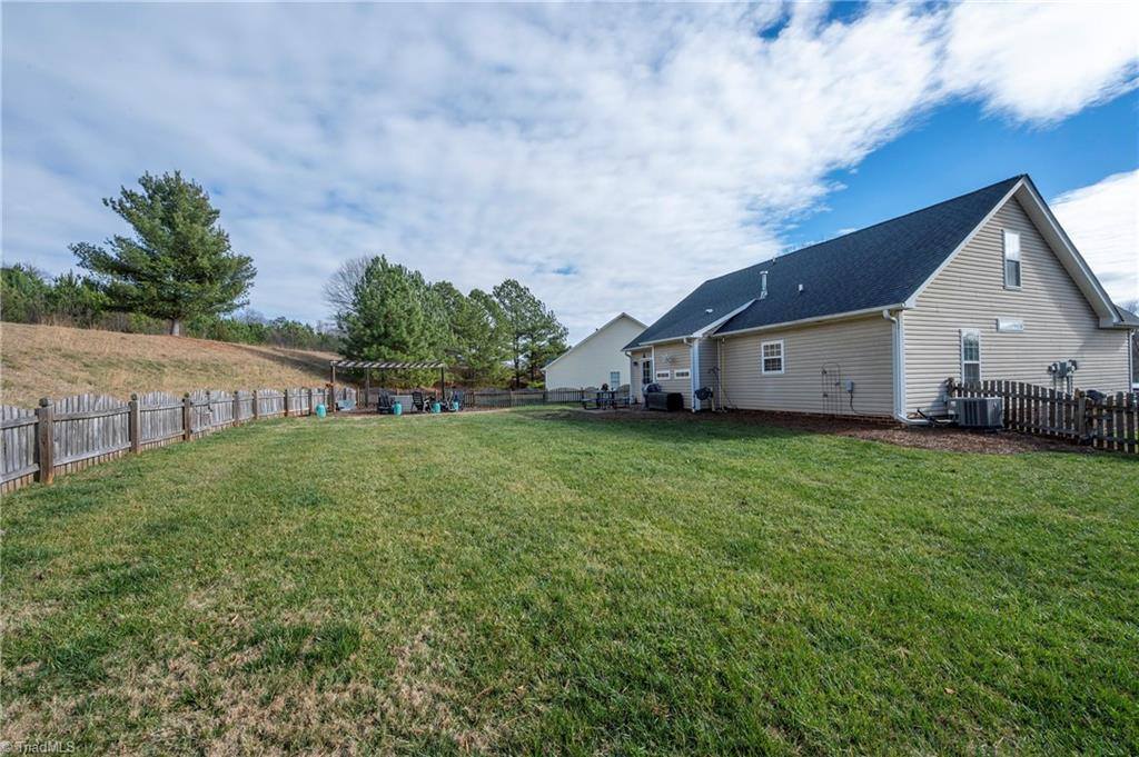 5870 Ferntree Court, Pfafftown, NC 27040