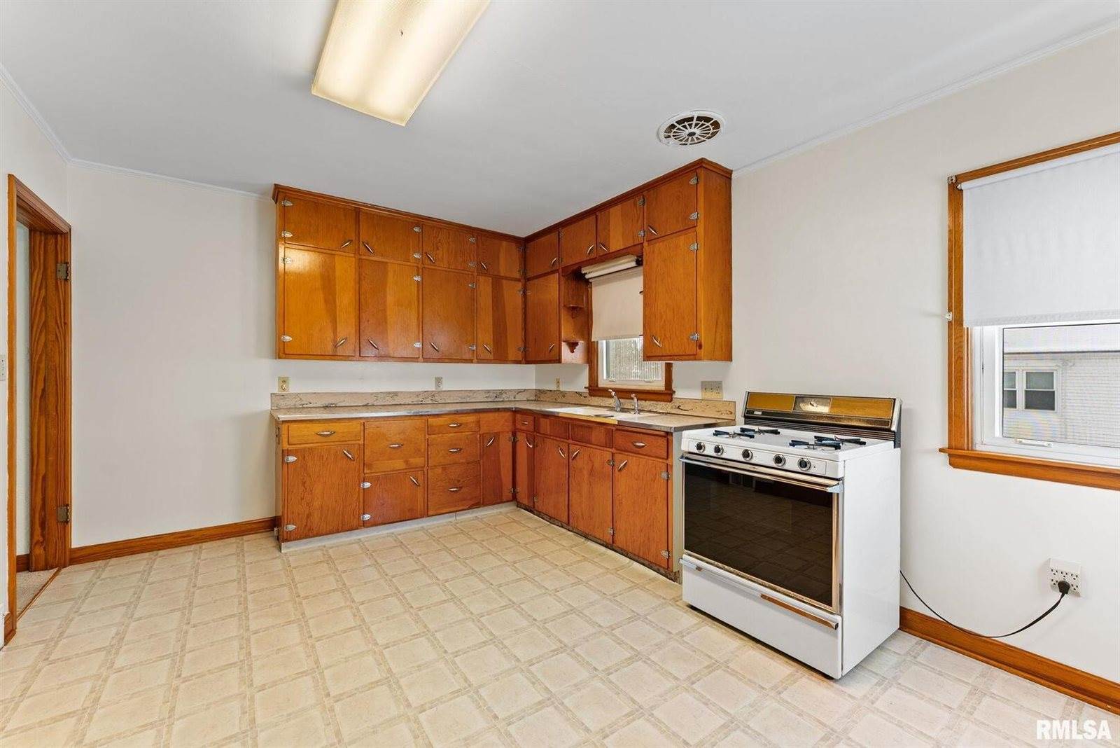 5215 11TH Avenue, Moline, IL 61265