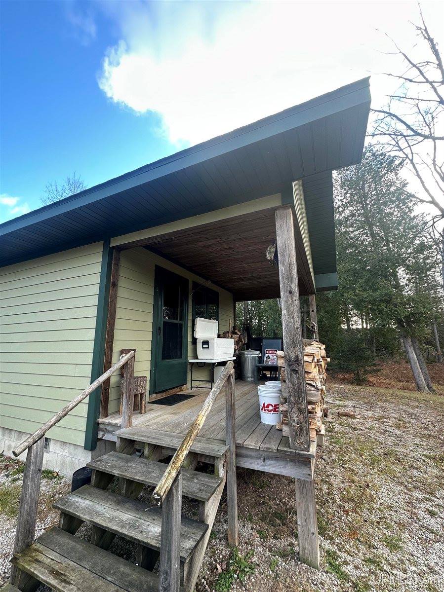 16947 US-2 Highway, Cooks, MI 49817