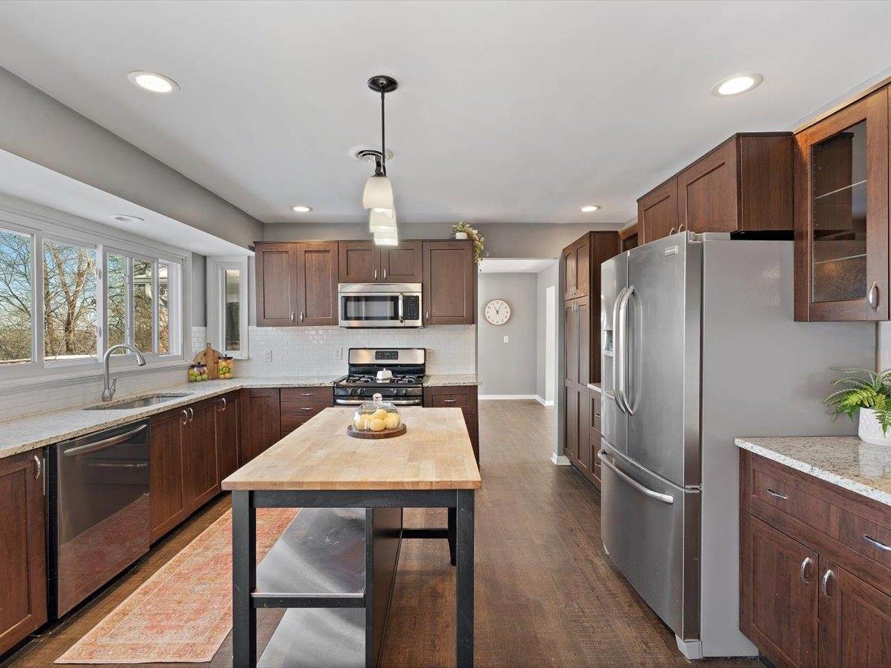 8210 Ridgewood Road, Rock Island, IL 61201