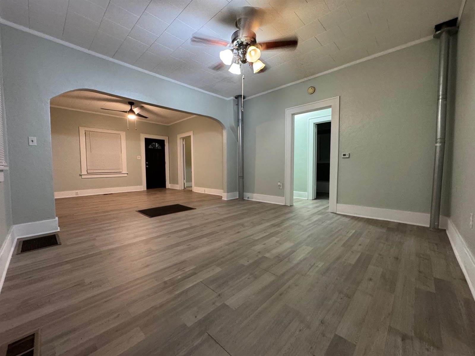 914 South 3rd St, Arkansas City, KS 67005