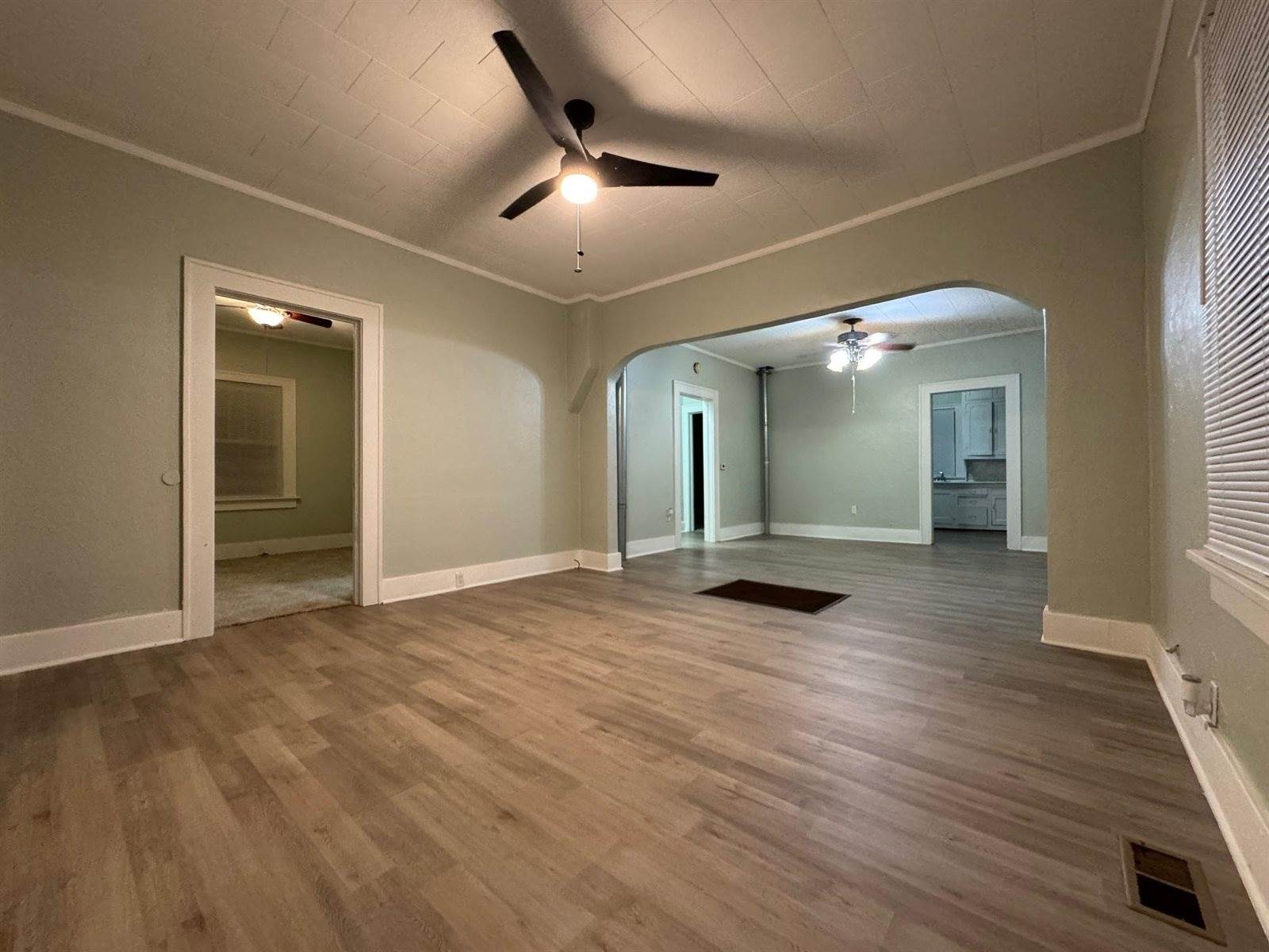 914 South 3rd St, Arkansas City, KS 67005