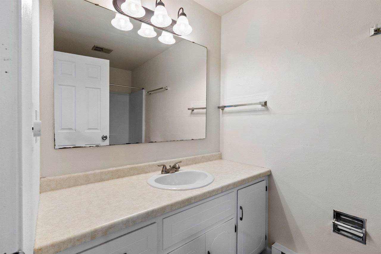 2130 Elmview Drive #J, Ashwaubenon, WI 54304