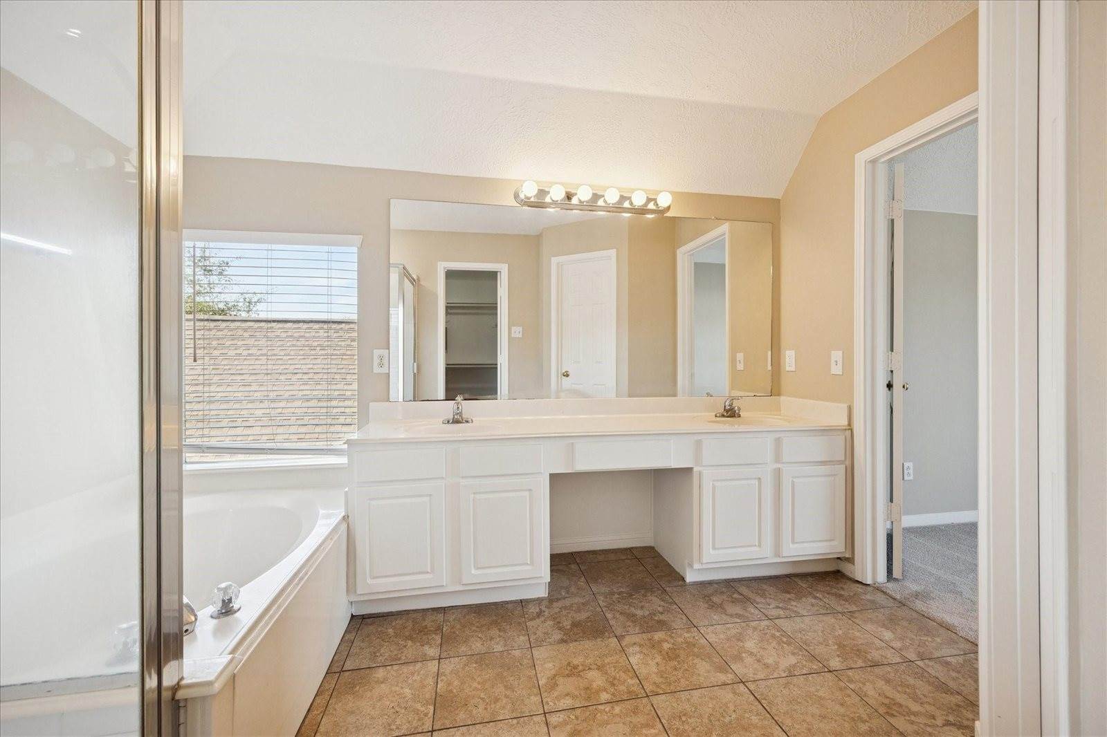 6501 East Bending Oaks Lane, Pearland, TX 77584