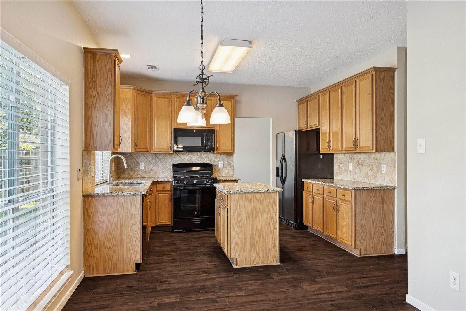 6501 East Bending Oaks Lane, Pearland, TX 77584