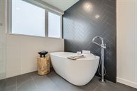 511 Howe St, Seattle, WA 98109