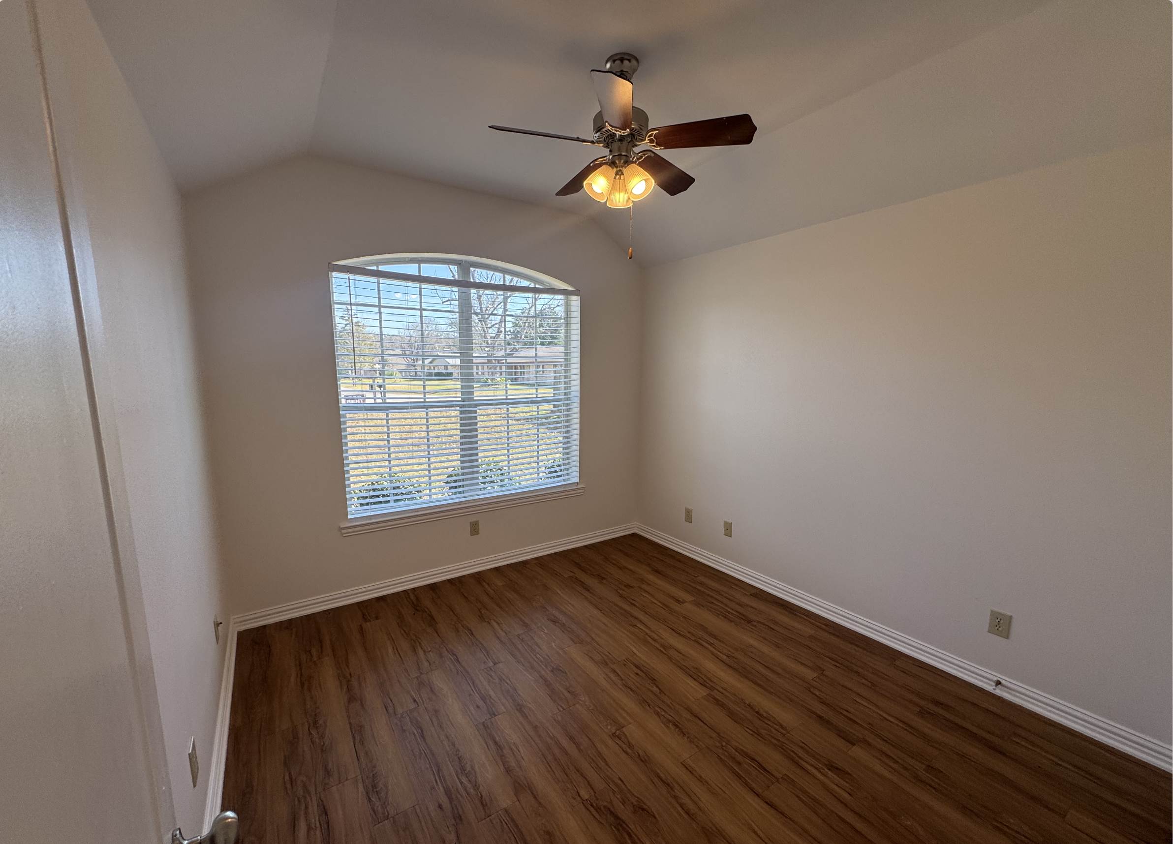 303 Kenneth St, Chandler, TX 75758