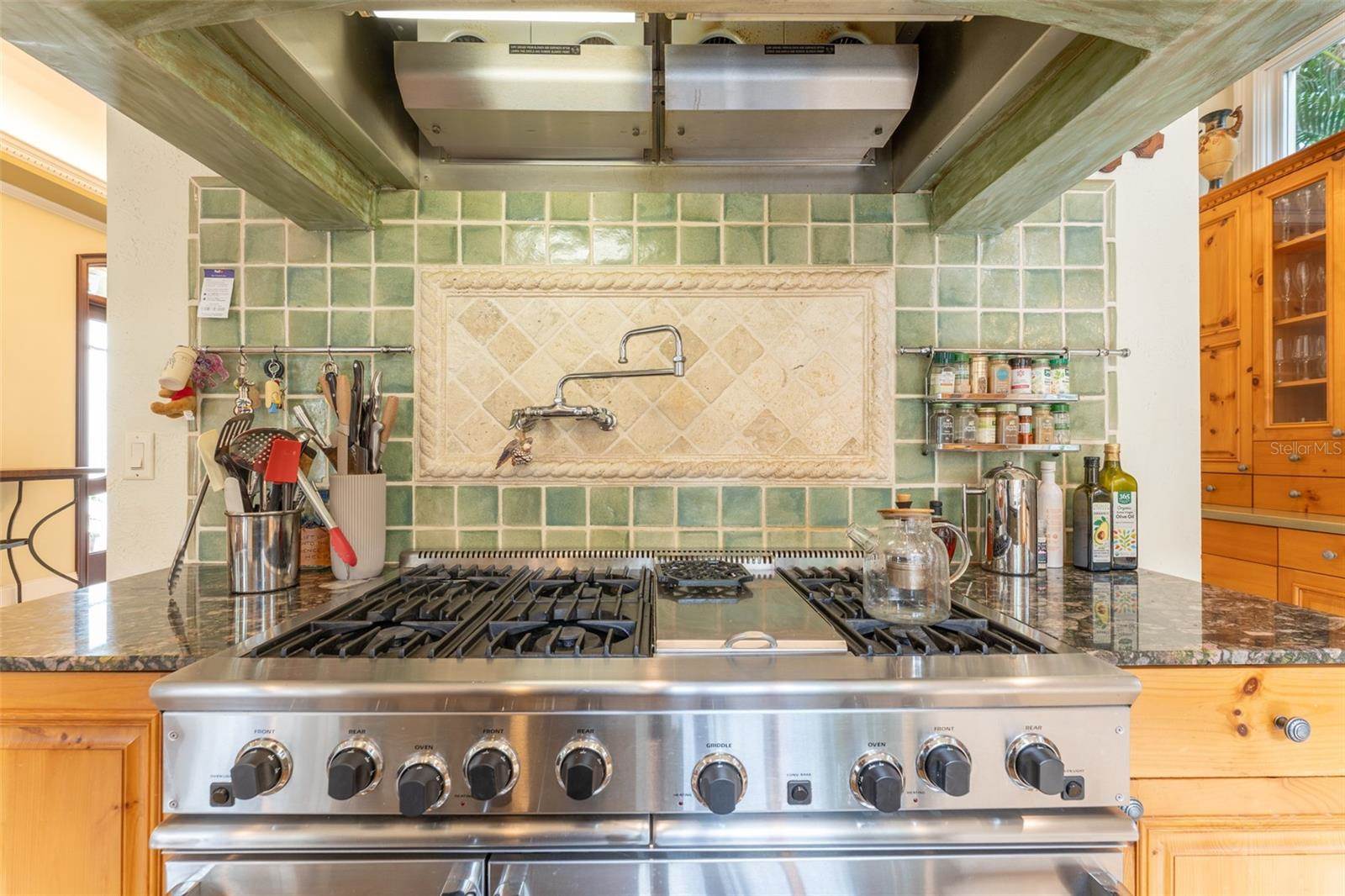 2152 Coffee Pot Boulevard NE, Saint Petersburg, FL 33704