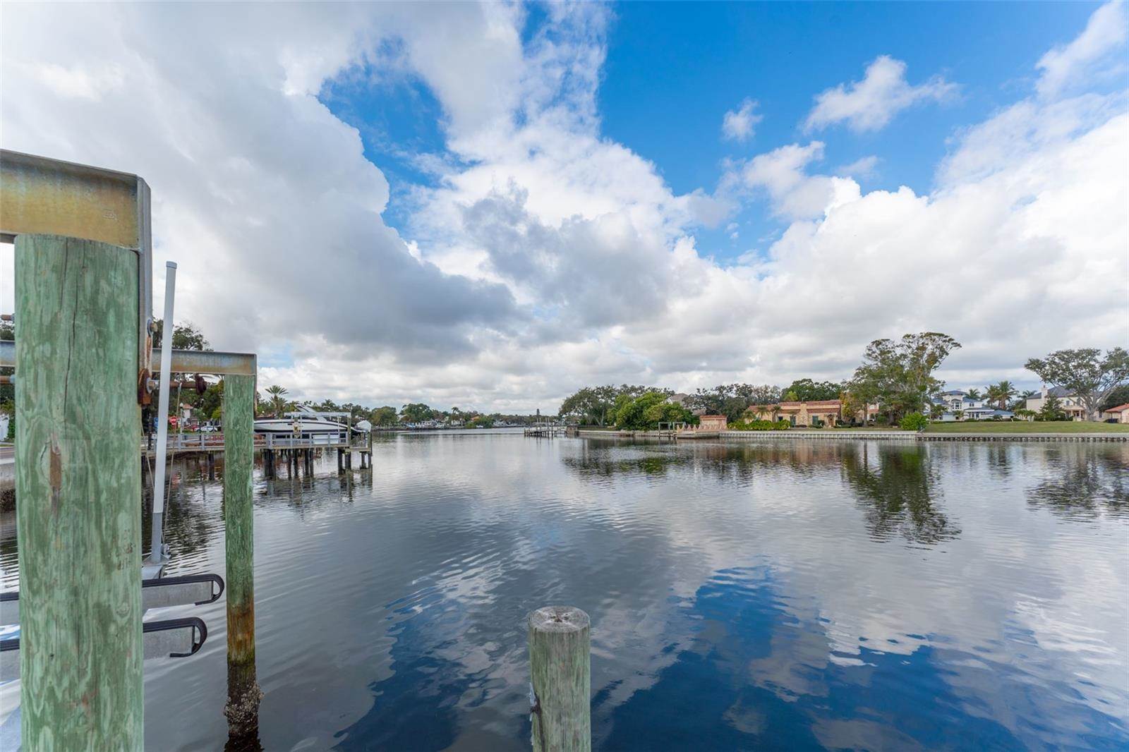 2152 Coffee Pot Boulevard NE, Saint Petersburg, FL 33704