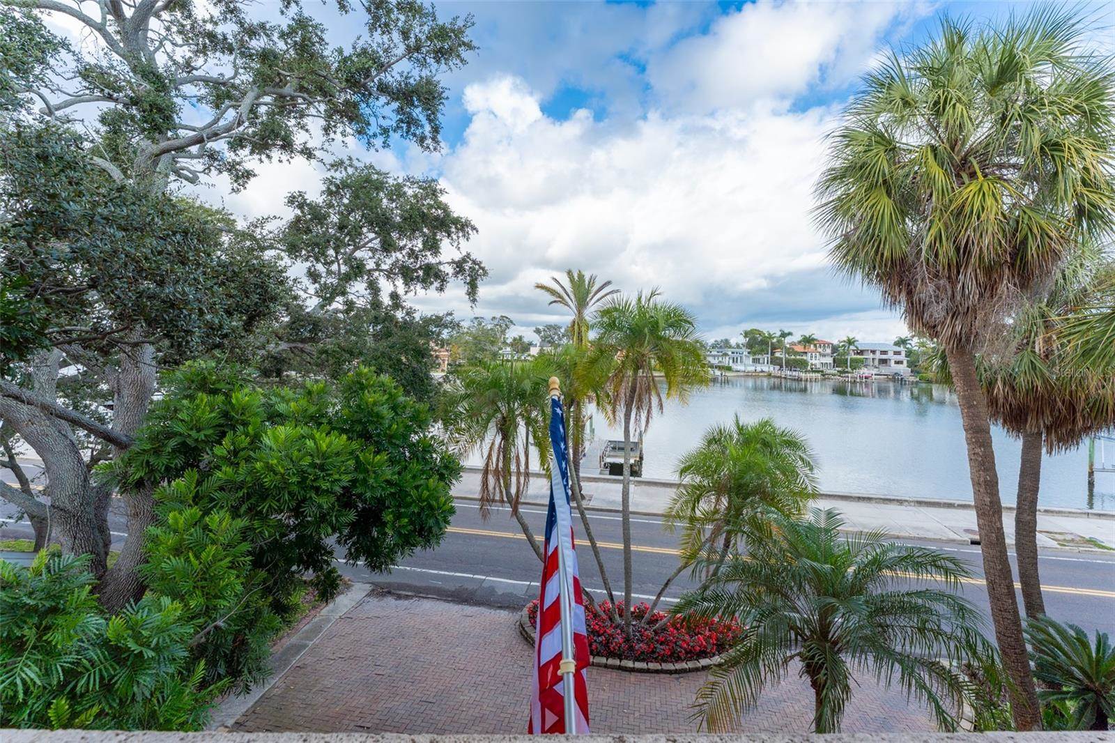 2152 Coffee Pot Boulevard NE, Saint Petersburg, FL 33704