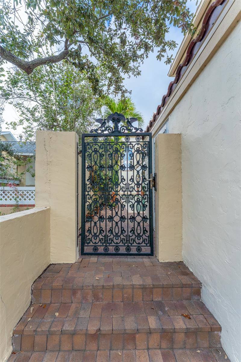 2152 Coffee Pot Boulevard NE, Saint Petersburg, FL 33704