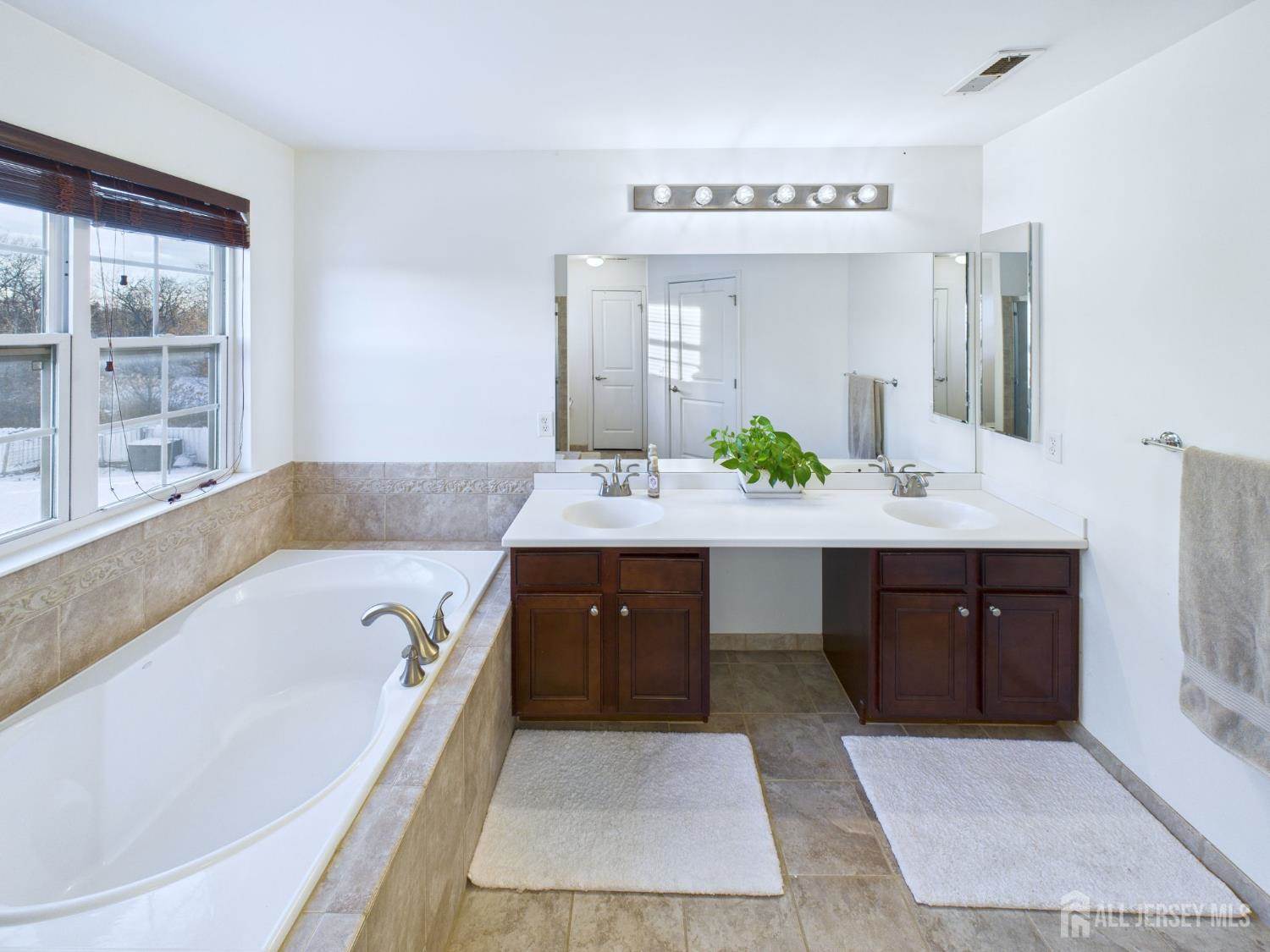 28 Wisniewski Road, Sayreville, NJ 08872