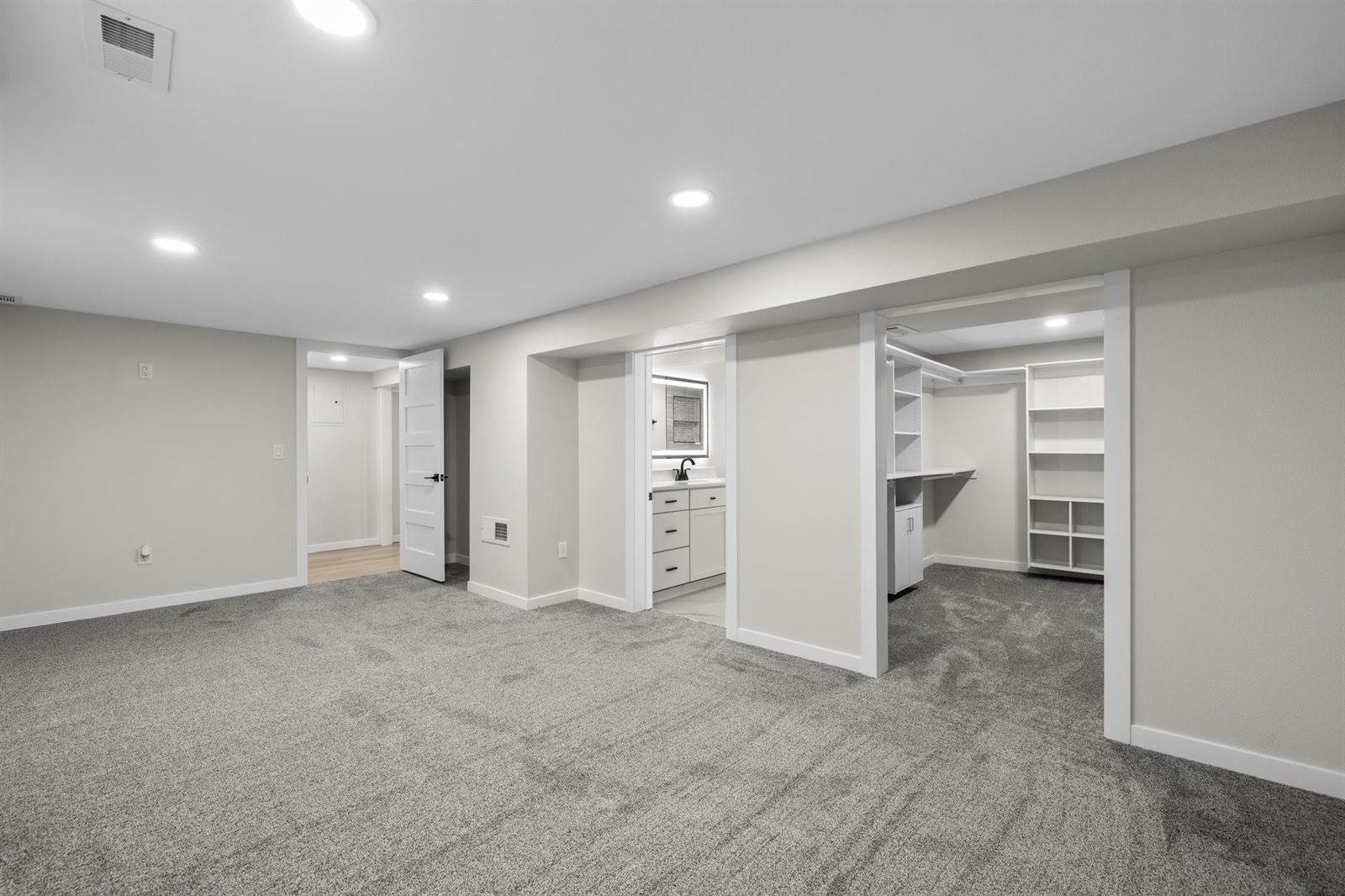 810 Summit Dr SW, Minot, ND 58701