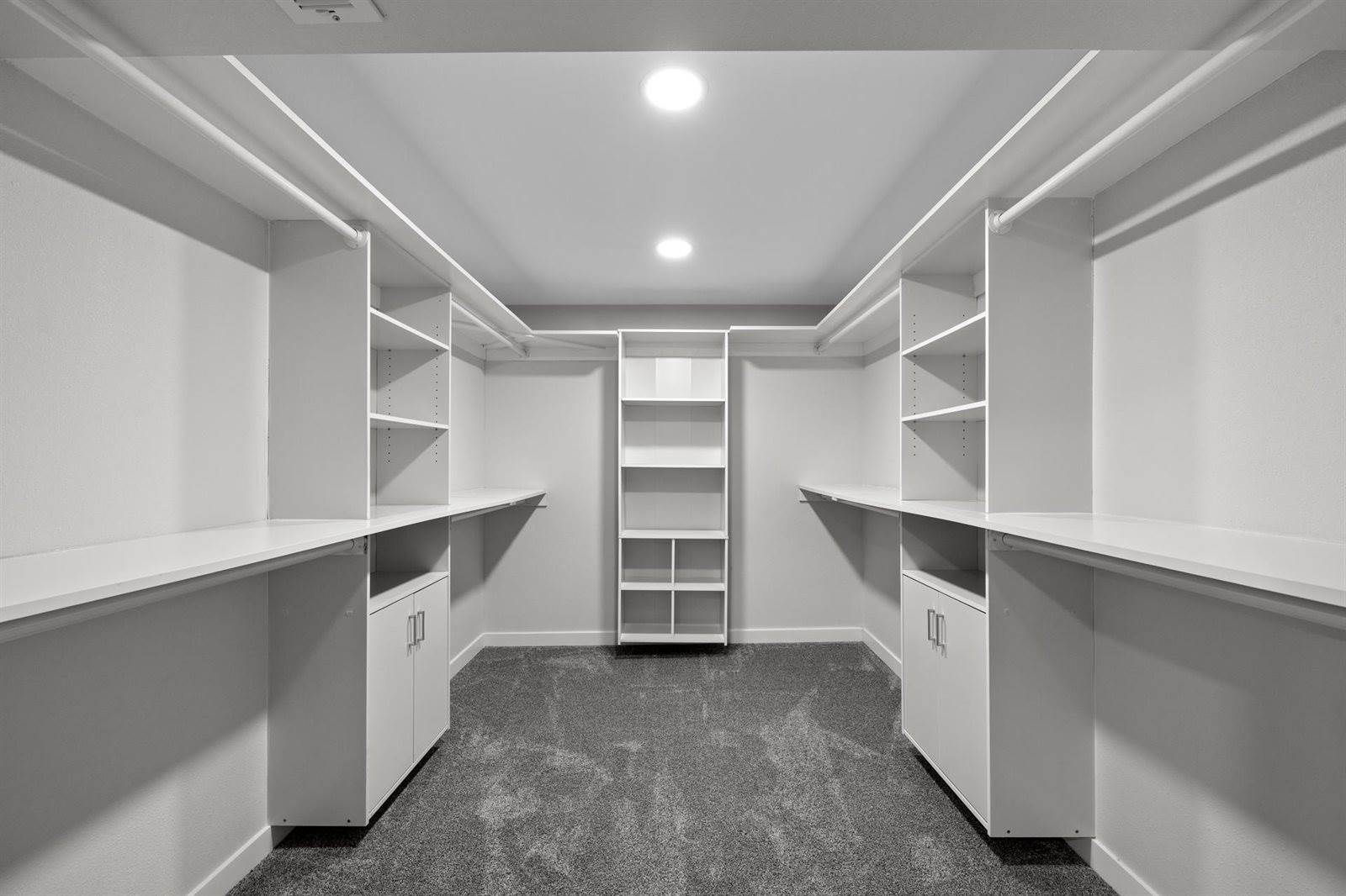 810 Summit Dr SW, Minot, ND 58701