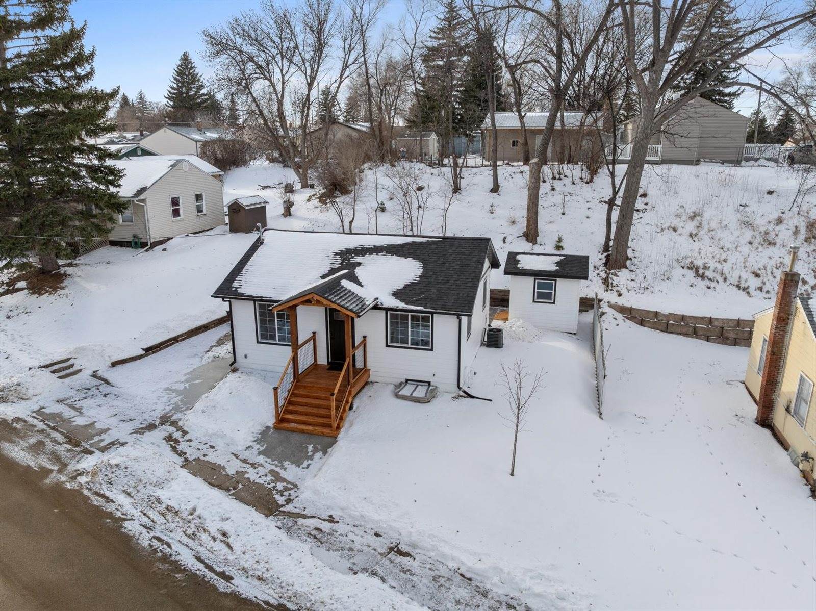 810 Summit Dr SW, Minot, ND 58701