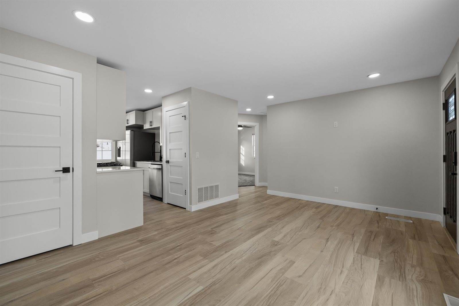 810 Summit Dr SW, Minot, ND 58701