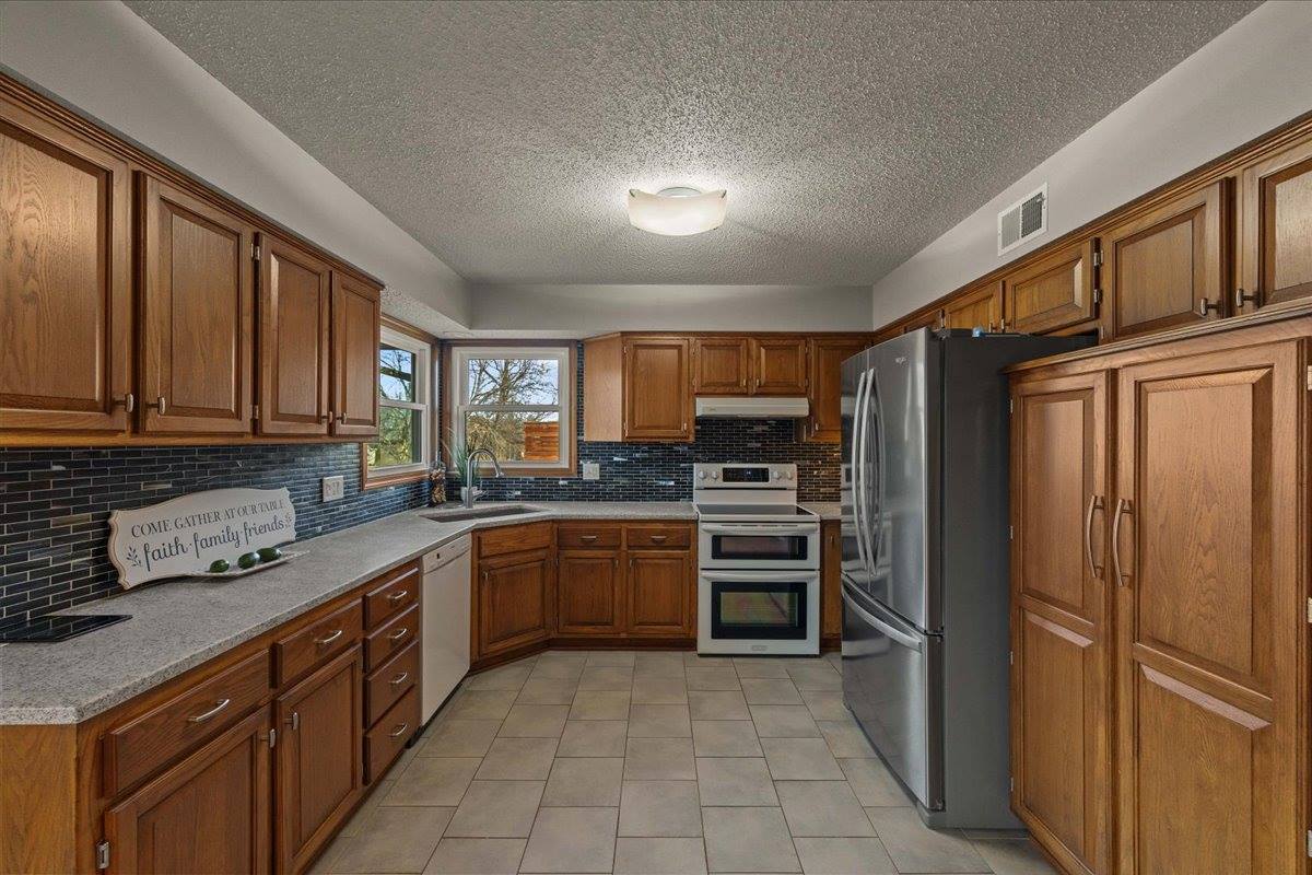 15778 Horton St, Overland Park, KS 66223