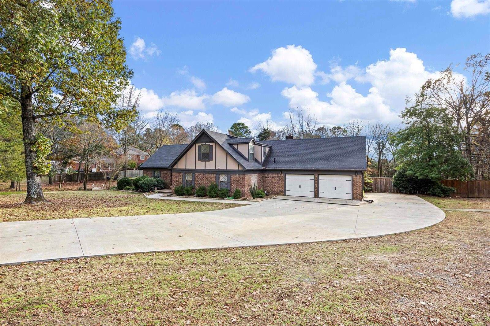 1424 N Lands End Pt, Russellville, AR 72802