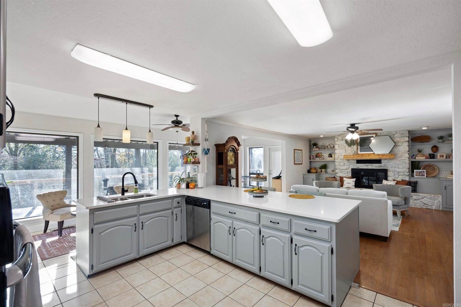 1424 N Lands End Pt, Russellville, AR 72802