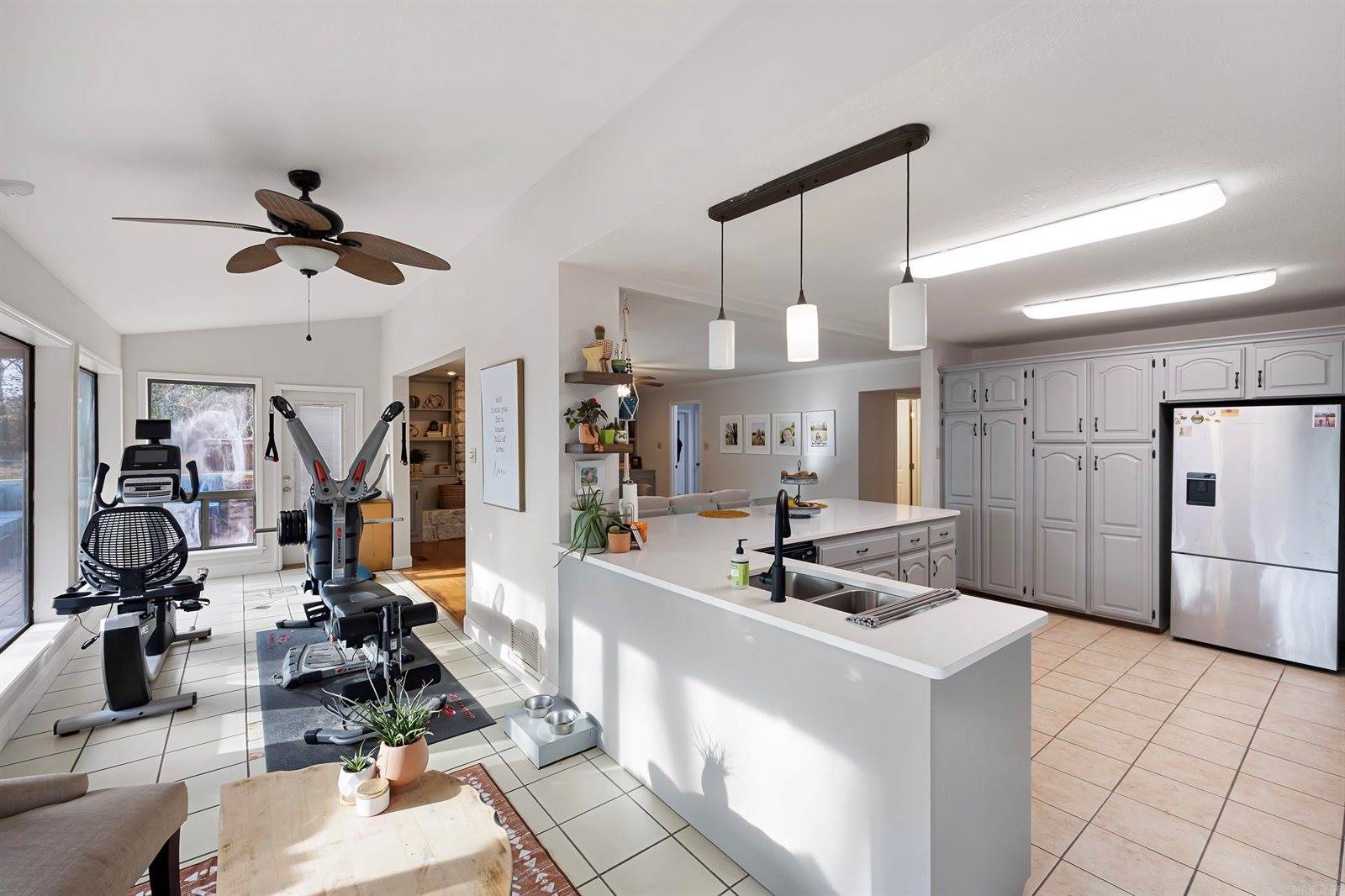 1424 N Lands End Pt, Russellville, AR 72802