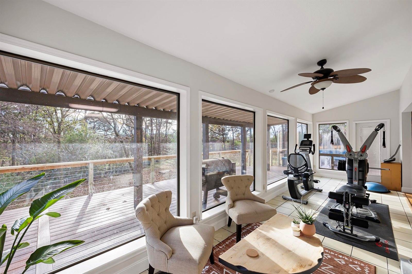 1424 N Lands End Pt, Russellville, AR 72802