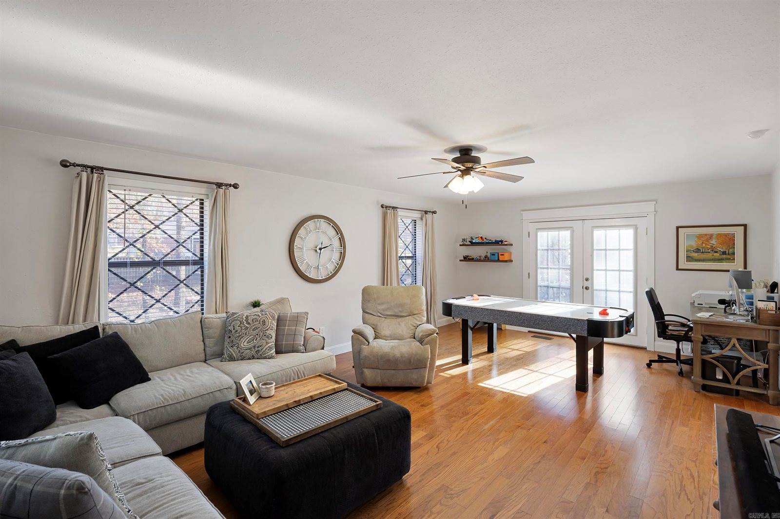 1424 N Lands End Pt, Russellville, AR 72802