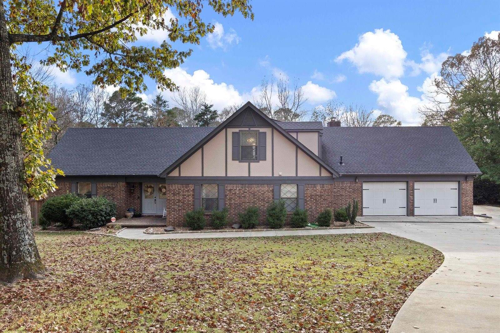 1424 N Lands End Pt, Russellville, AR 72802