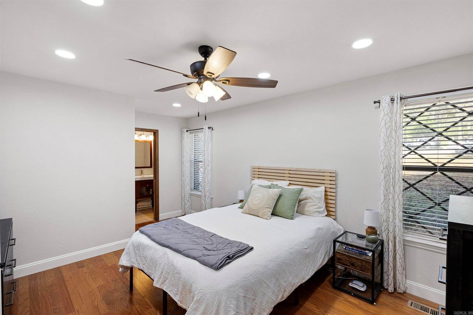 1424 N Lands End Pt, Russellville, AR 72802