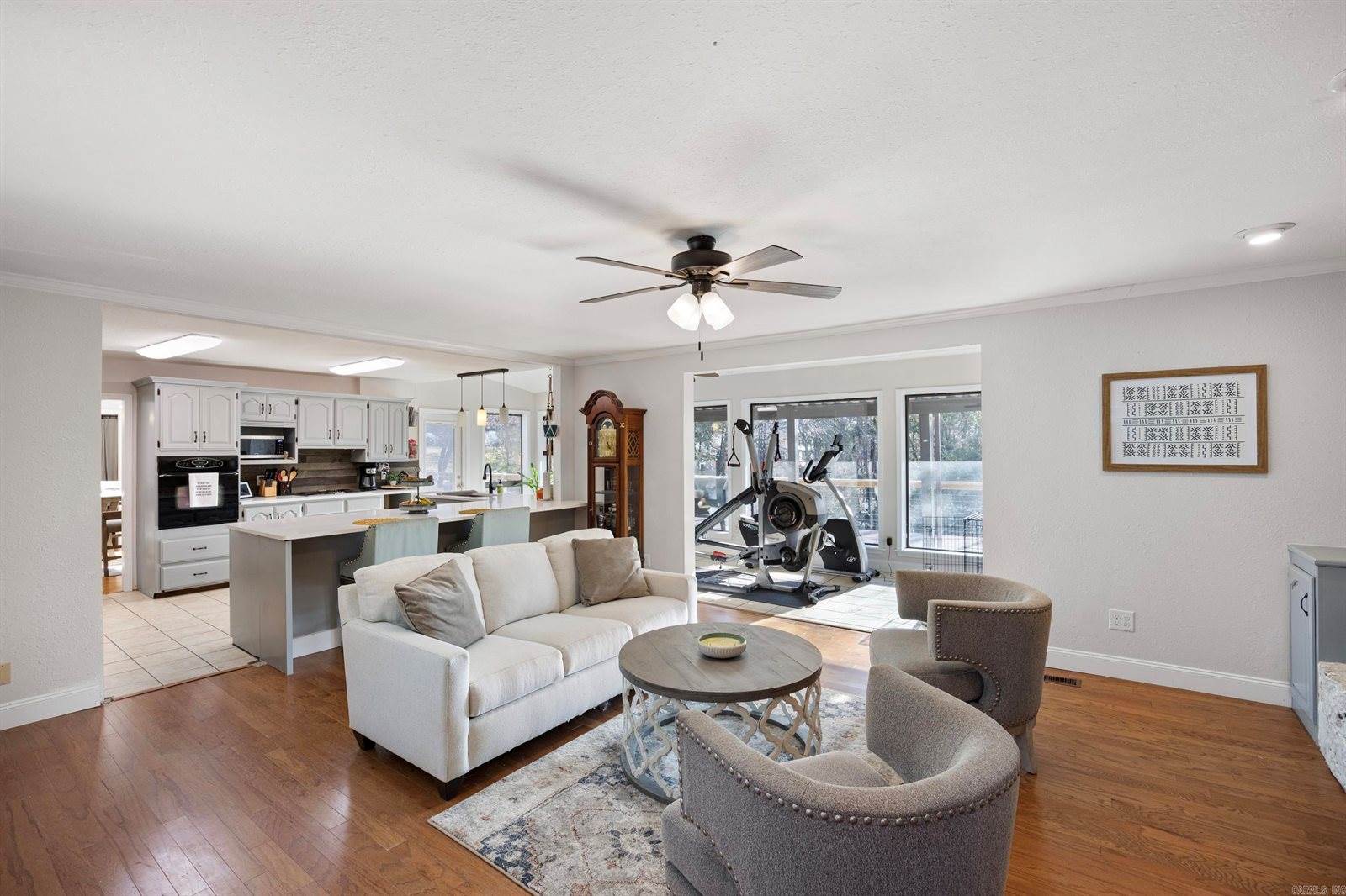 1424 N Lands End Pt, Russellville, AR 72802