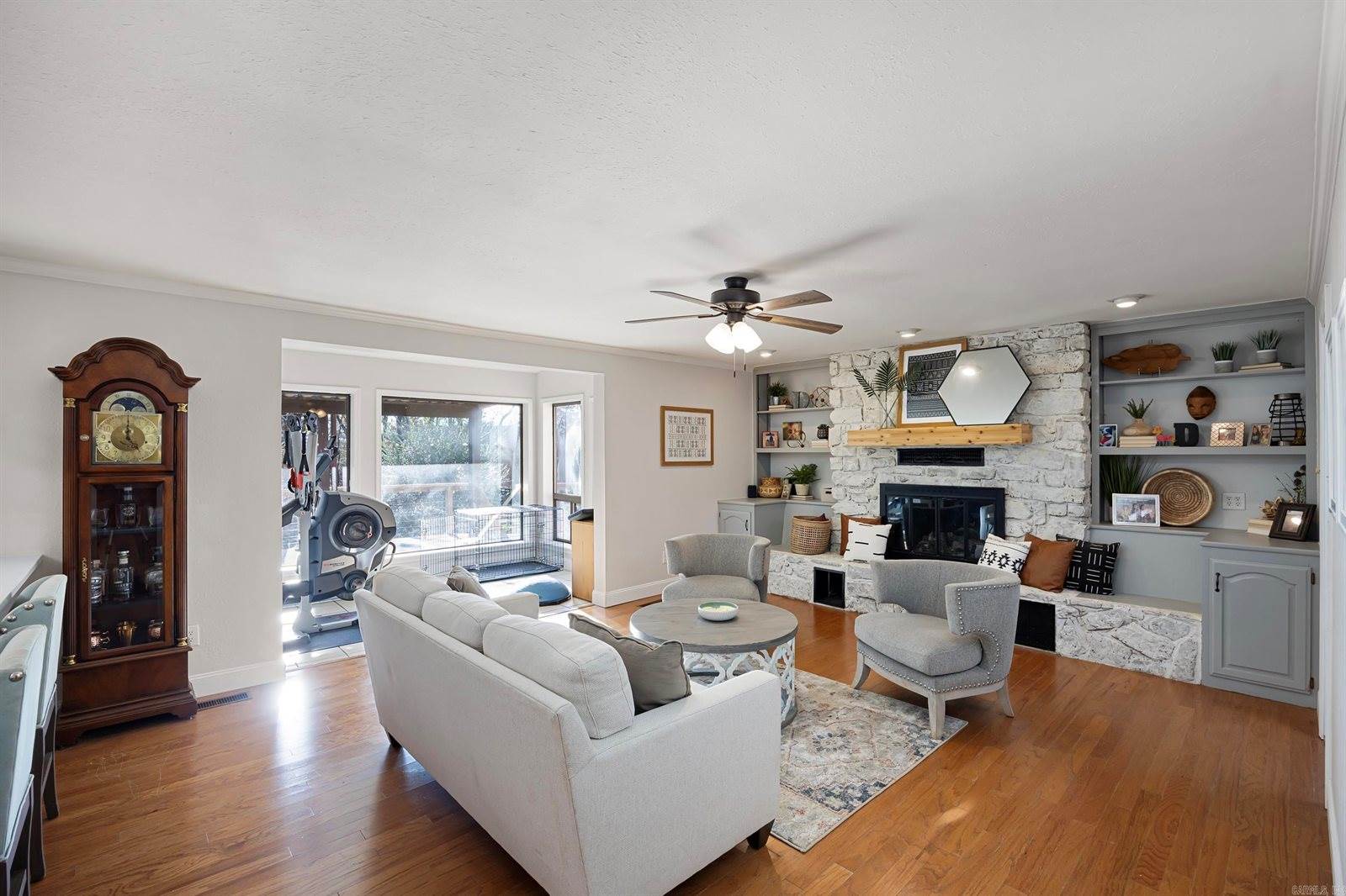 1424 N Lands End Pt, Russellville, AR 72802