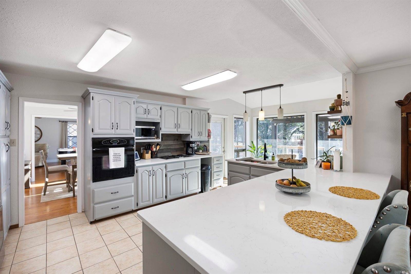 1424 N Lands End Pt, Russellville, AR 72802