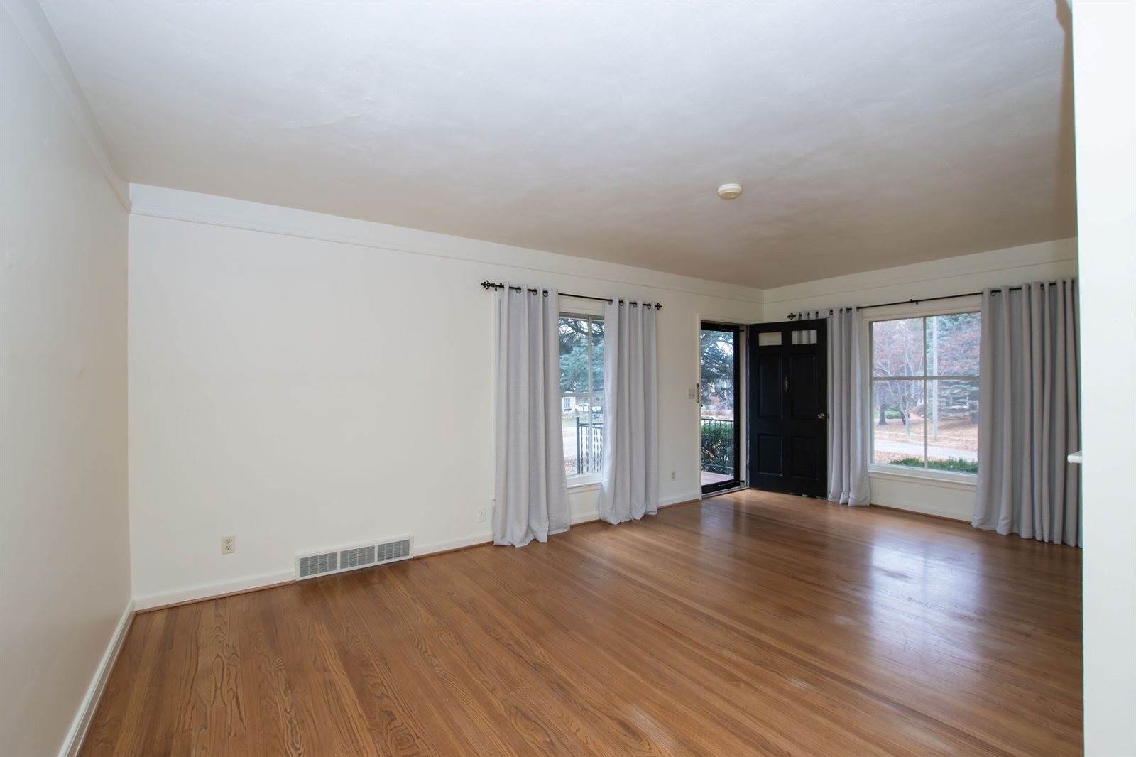 4933 Woodland Avenue, Des Moines, IA 50312