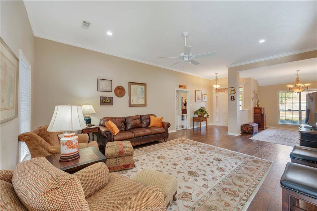 4906 Winchester Drive, Bryan, TX 77802