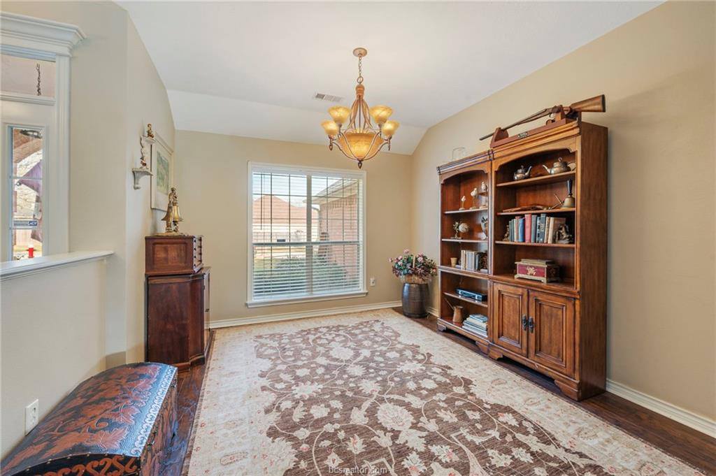 4906 Winchester Drive, Bryan, TX 77802