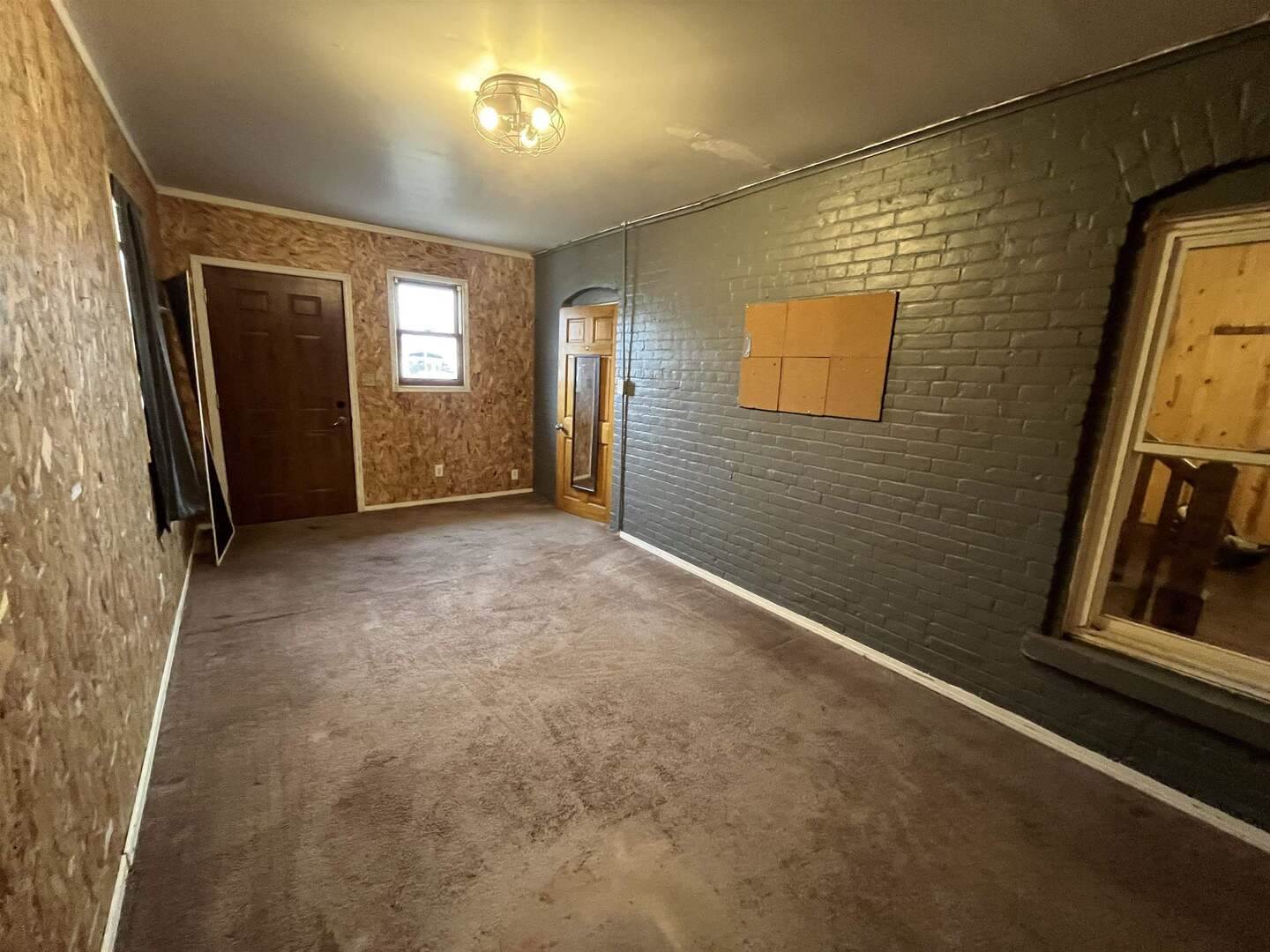 3302 Rockingham Rd Road, Davenport, IA 52802