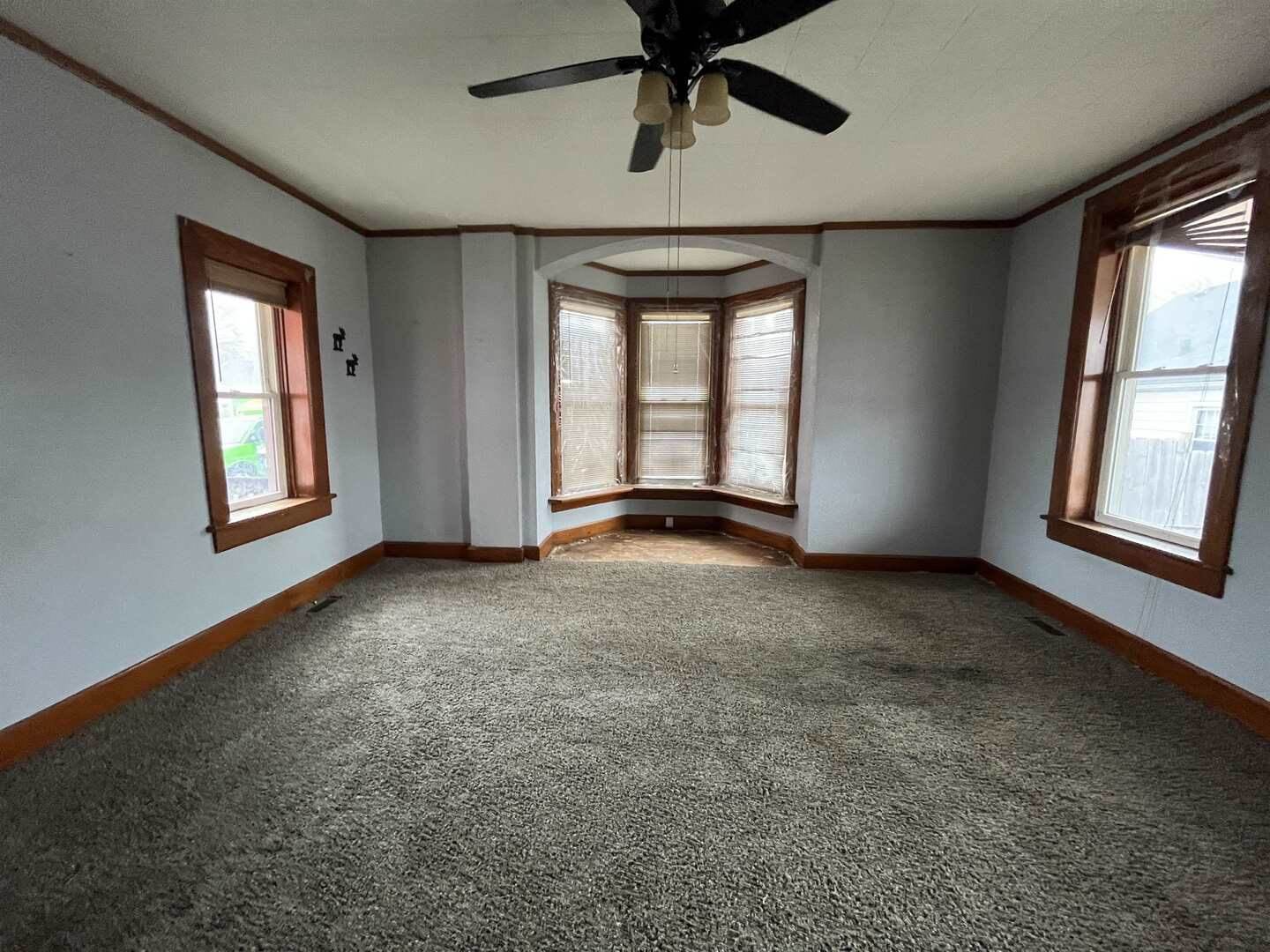 3302 Rockingham Rd Road, Davenport, IA 52802