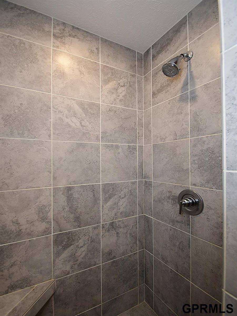 18421 Merion Drive, Omaha, NE 68136