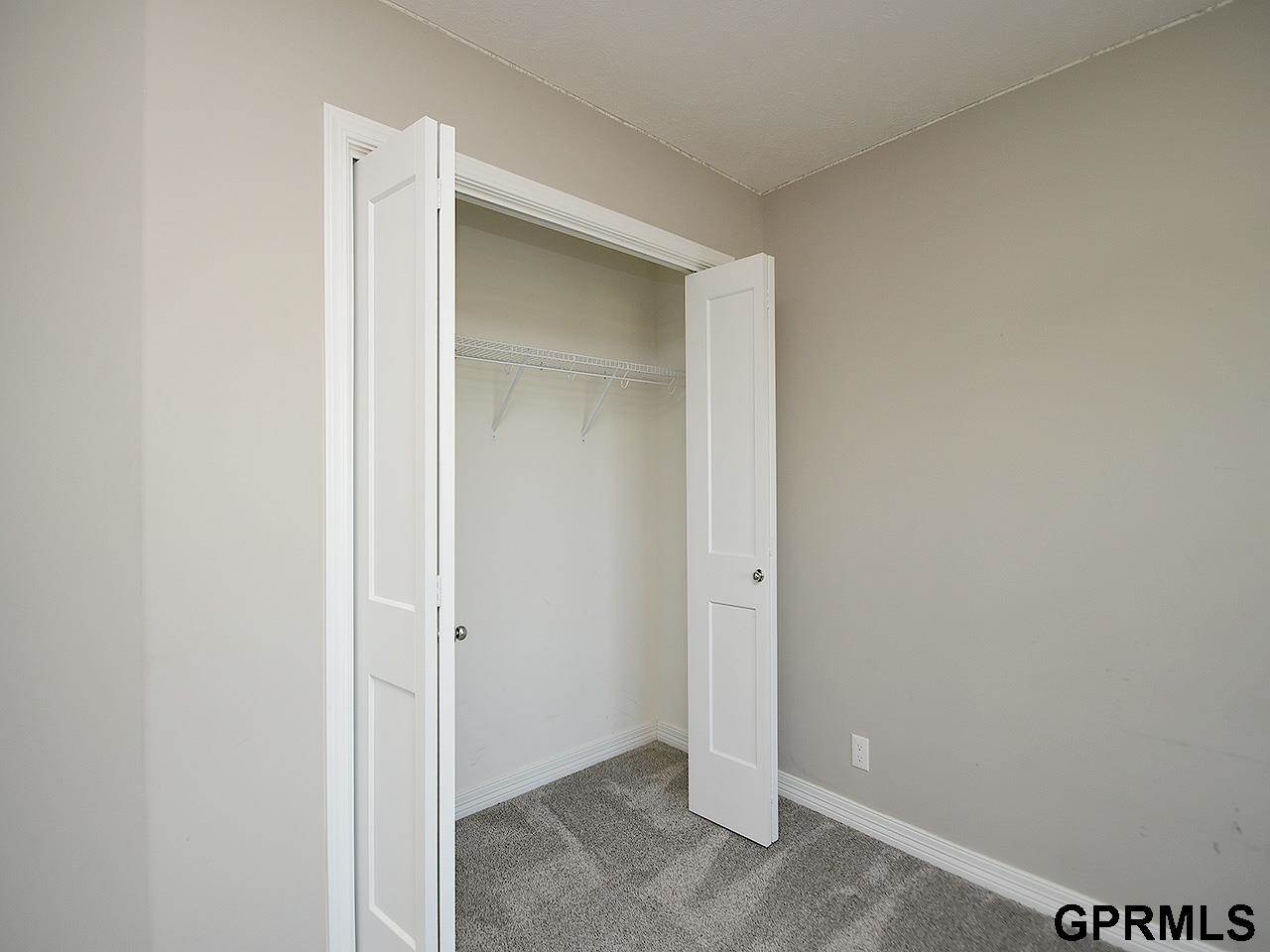 18421 Merion Drive, Omaha, NE 68136