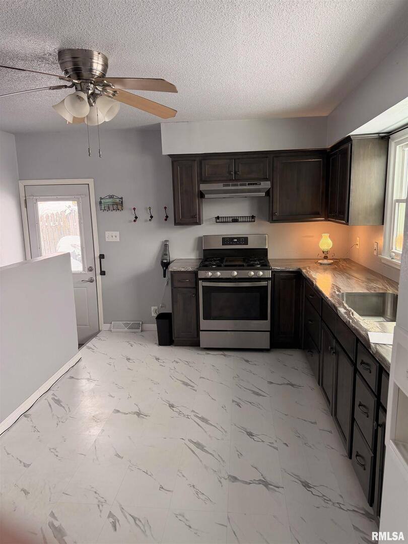 1115 Spruce Hills Drive, Bettendorf, IA 52722