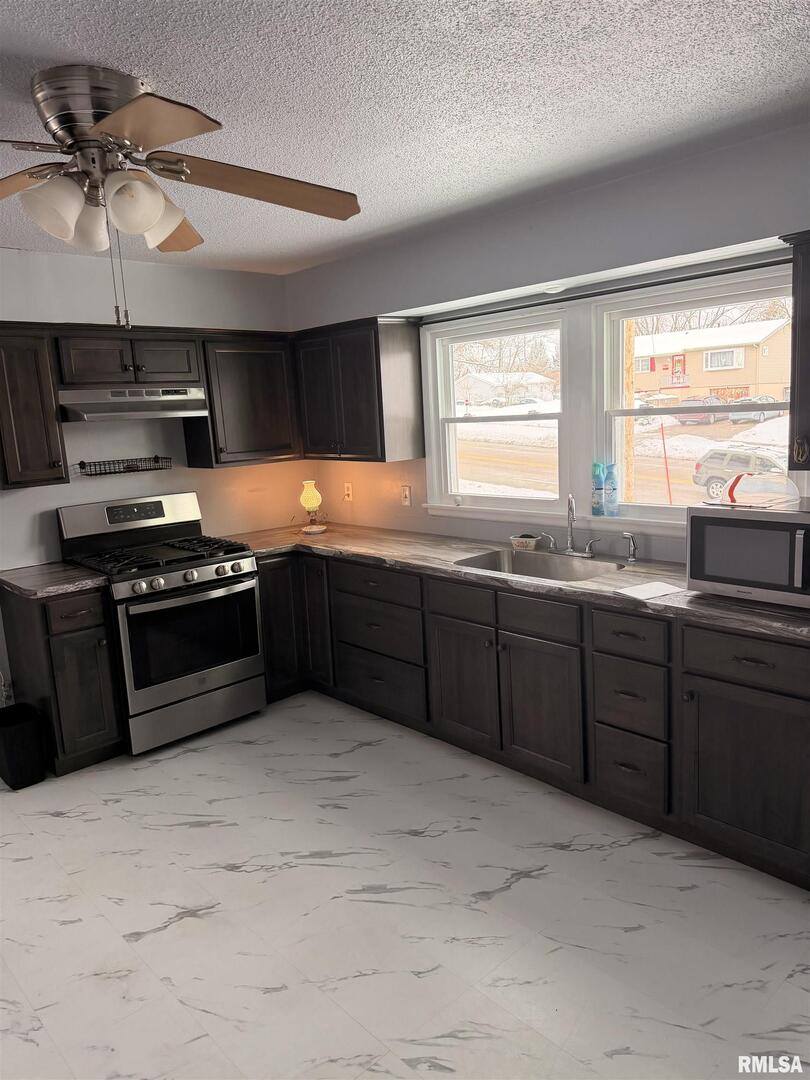 1115 Spruce Hills Drive, Bettendorf, IA 52722