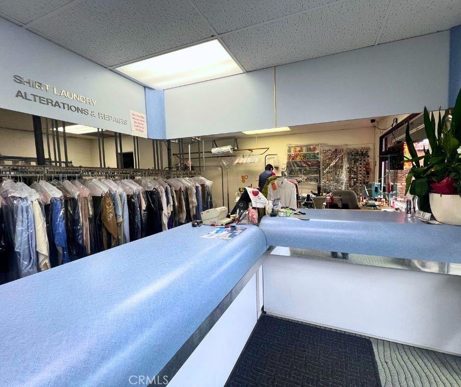 1040 West Kenneth Rd, Glendale, CA 91202