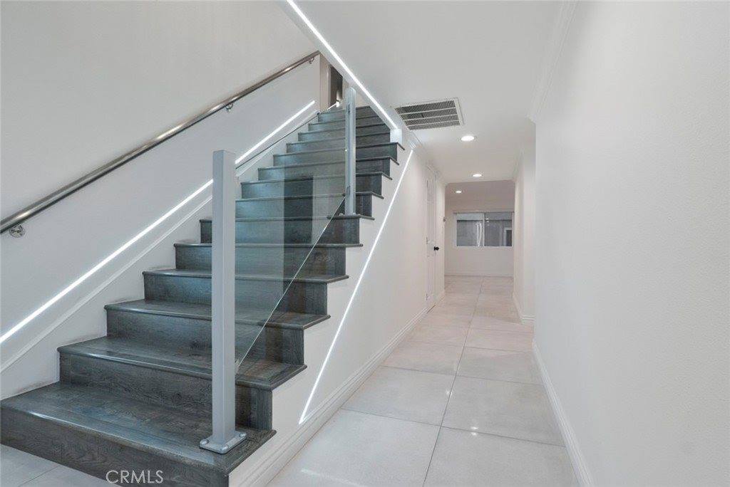 3381 Oakmont View, Glendale, CA 91208