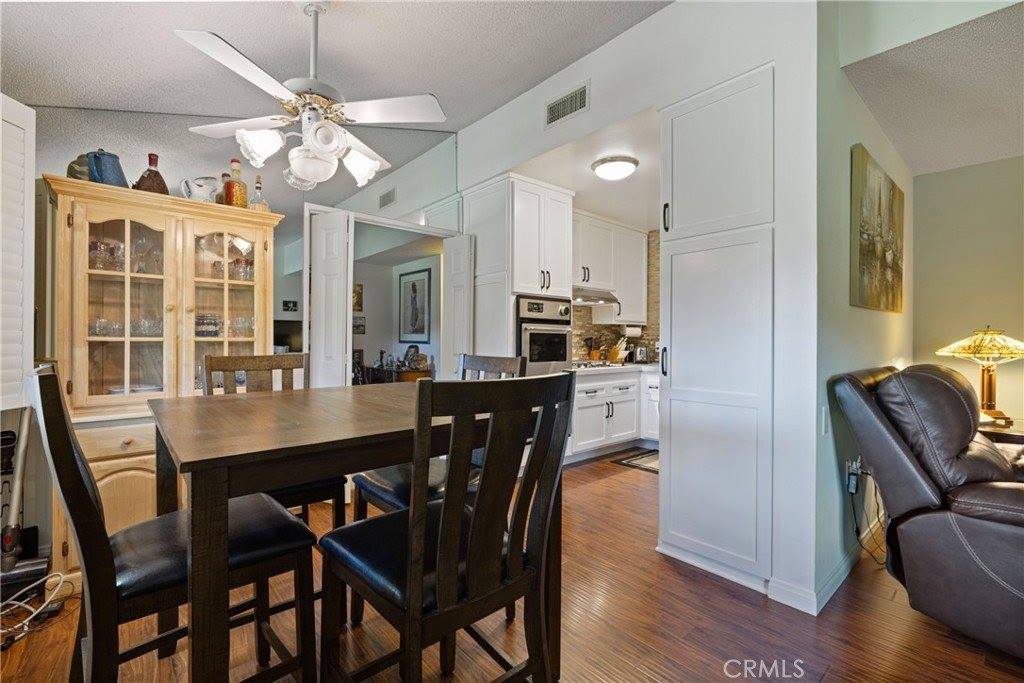 19211 Avenue Of The Oaks, Newhall, CA 91321