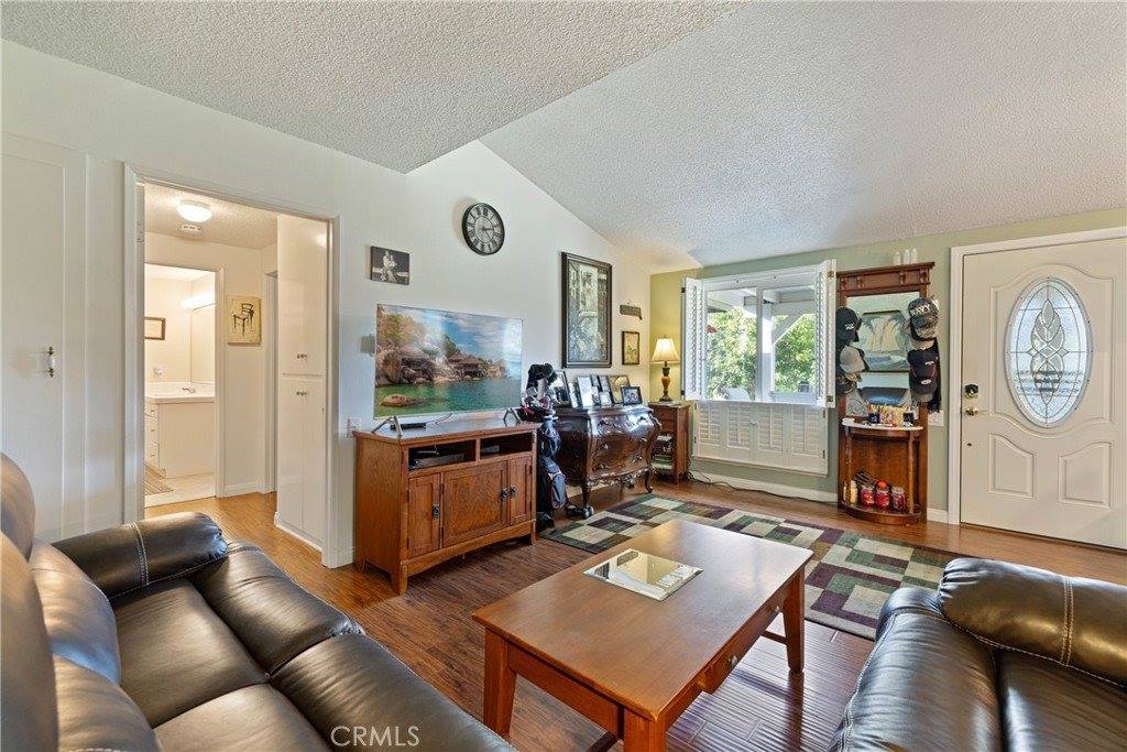 19211 Avenue Of The Oaks, Newhall, CA 91321